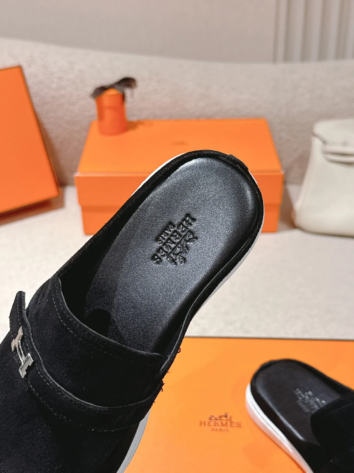 Men's men's shoes 💰560💰 Hermes 25ss new autumn and winter loafers, British retro design, classic and durable! Original reverse mold last, the ultimate 1:1 shape. Fabric: Cow suede/calfskin Lining: Imported sheepskin lining Outsole: Open-molded rubber sole Size: 35-45